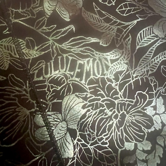 NWOT Lululemon “Speed Up short” 4”, logo Flourish Black iridescent foil, size 4 - Picture 16 of 17